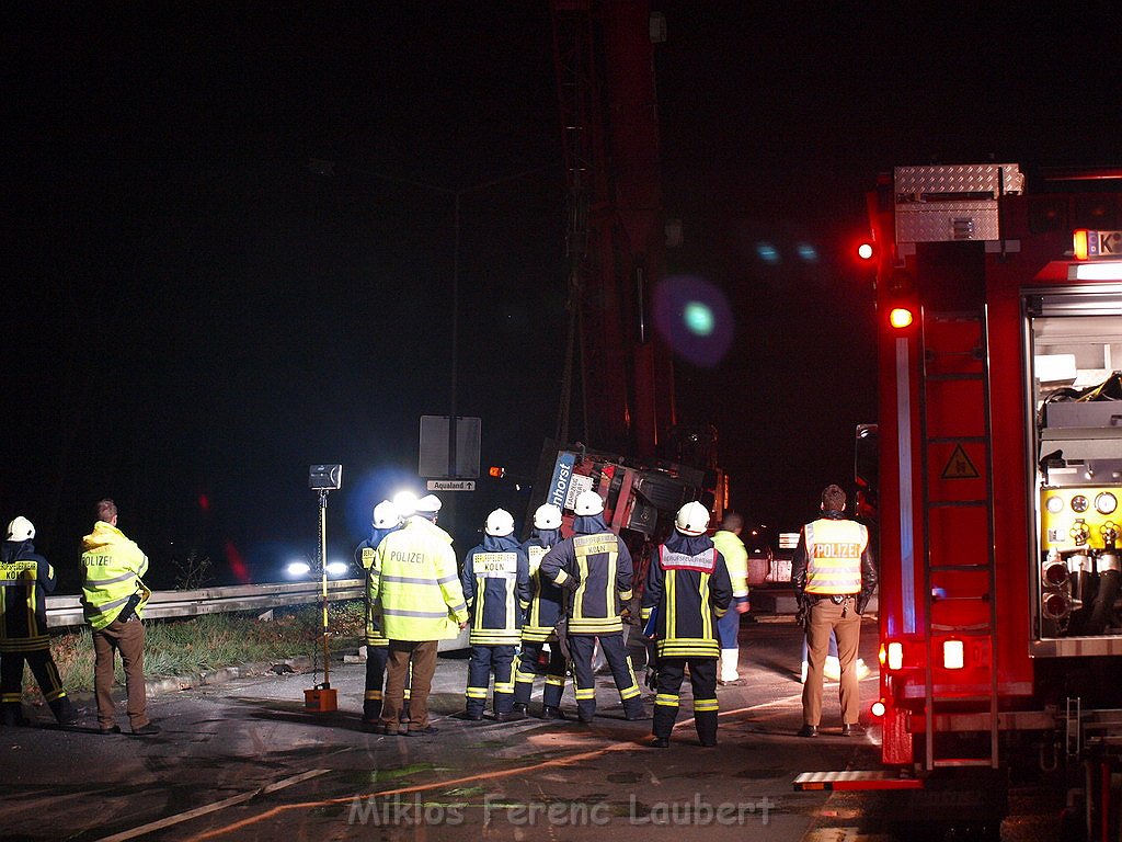 LKW umgestuerzt Koeln Fuehlingen Industriestr P227.JPG